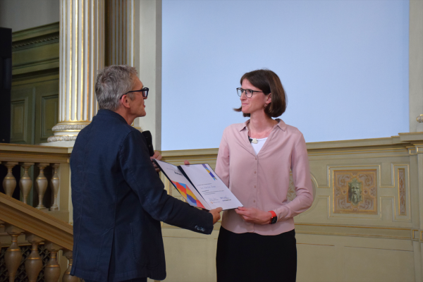 Prof. Dr. med. Reinhard Dummer presents the Ulrich auf dem Keller Award to Dr. med. Karina Zeyer